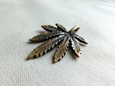 Beyaz kot arka planda kenevir kolyesi