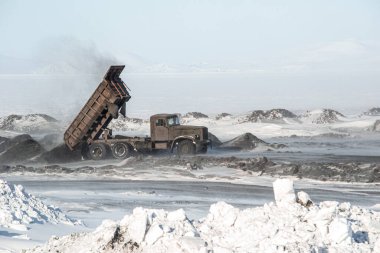 Pevek 'te gün boyunca kuzeydeki bir çöplüğe inşaat enkazı döken eski bir çöp kamyonunun işi.