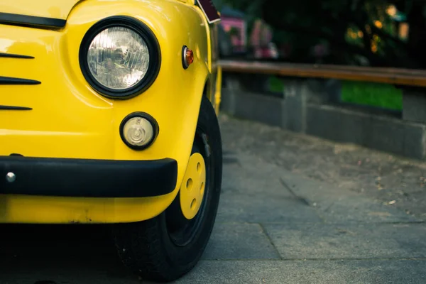 Deel Van Een Gele Retro Auto Met Zichtbare Koplamp Wiel — Stockfoto