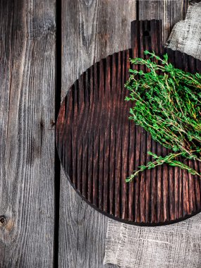 Kekik karanlık kesme tahtası üzerinde. 