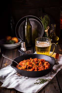 Vintage bir kızartma tavası ve bir kupa bira ile haşlanmış lahana. 