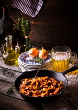 Vintage bir kızartma tavası ve bir kupa bira ile haşlanmış lahana.