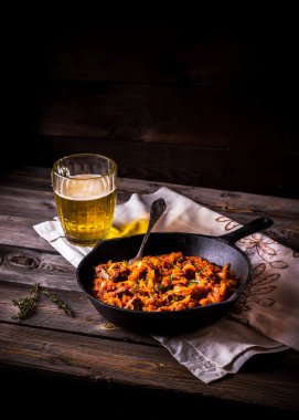 Vintage bir kızartma tavası ve bir kupa bira ile haşlanmış lahana.