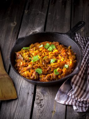 Vintage bir tavada haşlanmış lahana