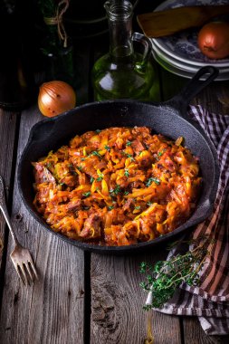 Vintage bir tavada haşlanmış lahana