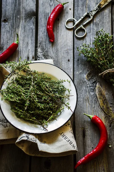 Thyme di piring putih pada latar belakang kayu . — Stok Foto