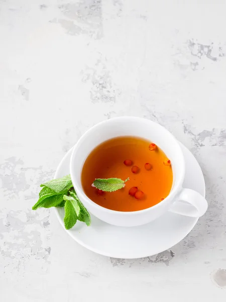 Tazza di tè con menta e bacche — Foto Stock