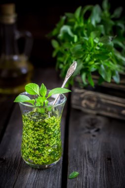 Fesleğen pesto sos cam ahşap tablo.