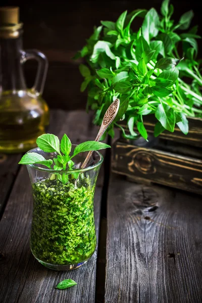 Fesleğen pesto sos cam ahşap tablo.