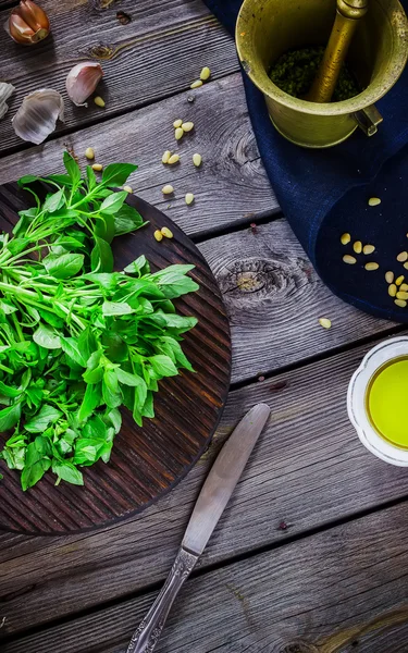 Basilico fresco su tagliere di legno e malta — Foto Stock