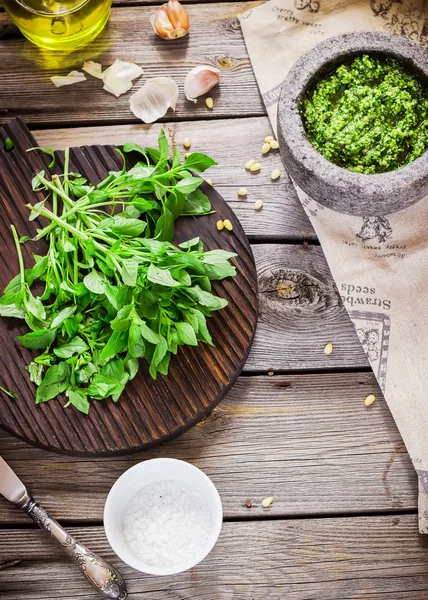 Pesto e ingredientes em mesa de madeira . — Fotografia de Stock