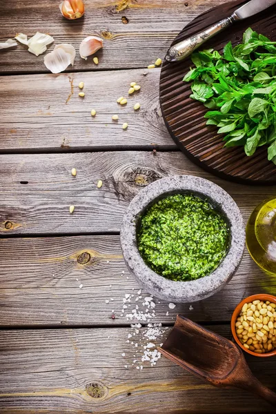 Pesto ve malzemeler ahşap tablo.  