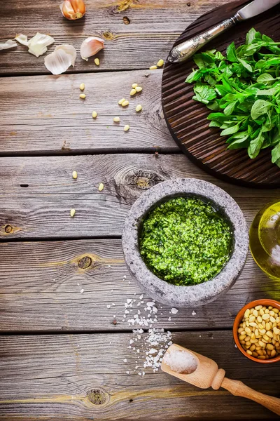 Pesto e ingredientes em mesa de madeira . — Fotografia de Stock