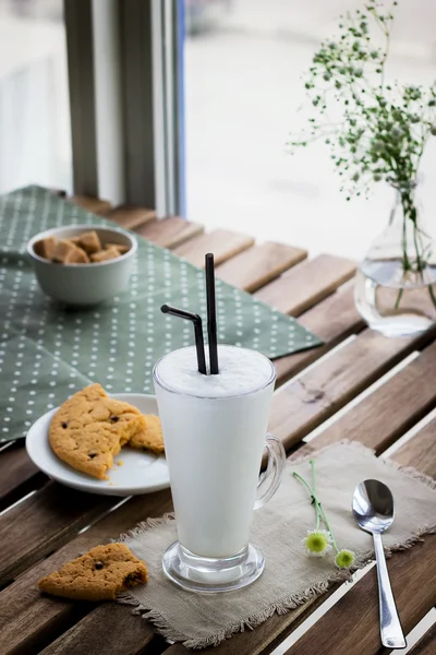 ミルクセーキとカフェのクッキーとガラス. — ストック写真