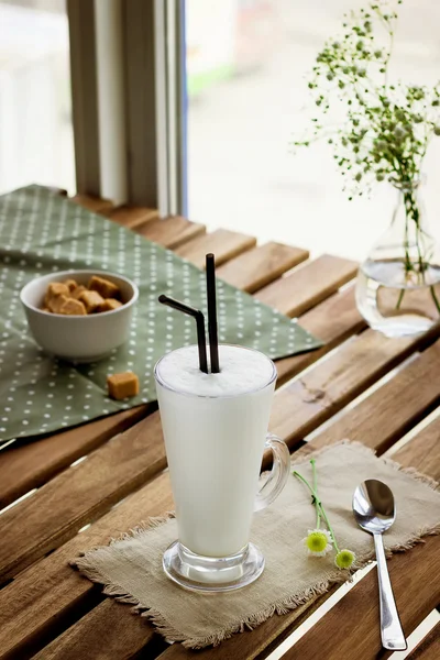 ミルクセーキとカフェのクッキーとガラス. — ストック写真