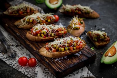 Domates ve avokado ile Bruschettas. 