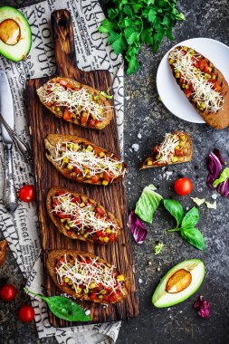 Domates ve avokado ile Bruschettas. 