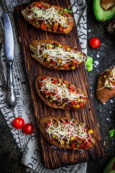 Domates ve avokado ile Bruschettas. 