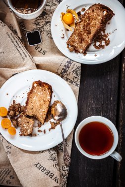 İki dilim pasta ve çay ahşap arka plan üzerinde  