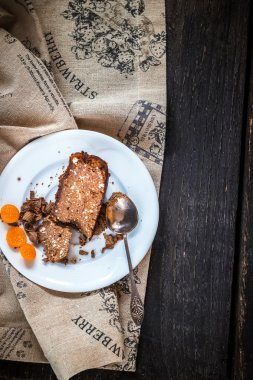 Beyaz daire üzerinde dilim ground cherry ile dekore edilmiştir..