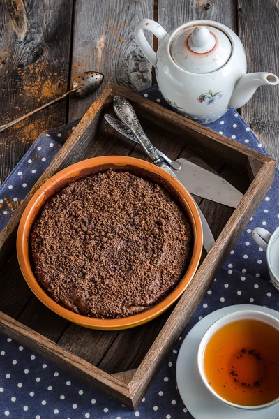 Torta chokolate in scatola di legno e tazza di tè — Foto Stock