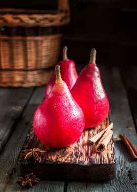 Eski koyu ahşap arka plan üzerinde kırmızı armut.