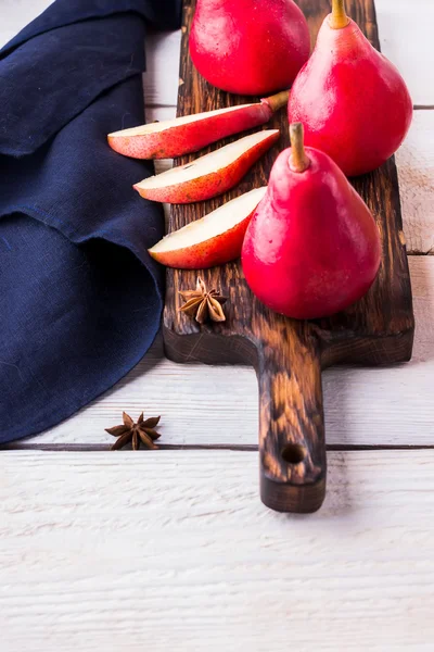 Rode peren op witte houten achtergrond. — Stockfoto