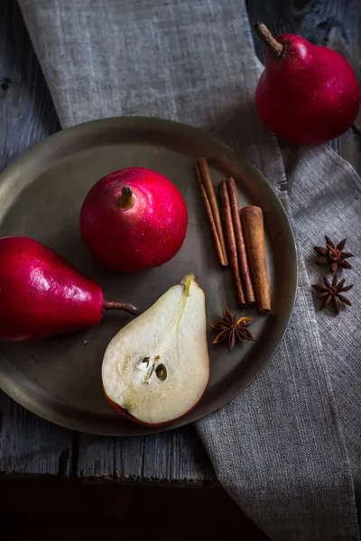 Armut ve metal tepsi üzerinde tarçın stics.