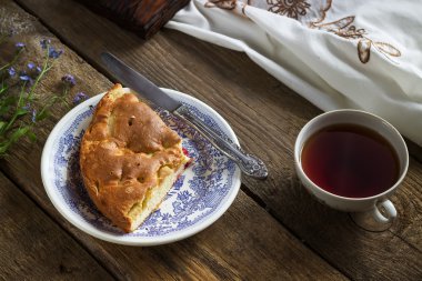 Vintage plaka üzerinde ev yapımı pasta.