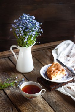 Ev yapımı pasta vintage plaka ve çay.