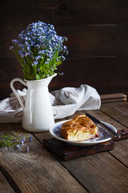 Ev yapımı pasta vintage plaka ve ahşap masaya çiçek. 