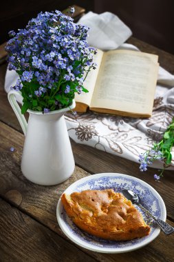 Ev yapımı pasta vintage plaka ve ahşap masaya çiçek. 