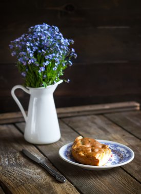 Ev yapımı pasta vintage plaka ve ahşap masaya çiçek. 