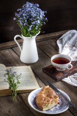 Ev yapımı pasta vintage plaka ve çay.