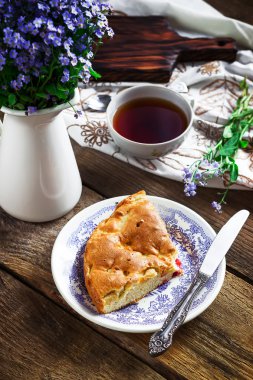 Ev yapımı pasta vintage plaka ve çay.