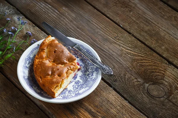 Homemade pie on vintage plate. — Stock Photo, Image