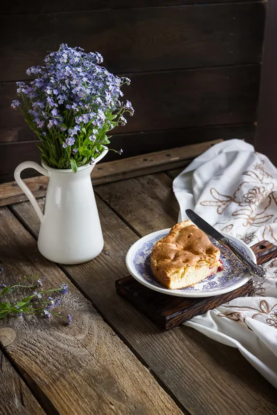 Ev yapımı pasta vintage plaka ve ahşap masaya çiçek. 