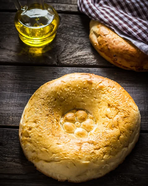 Özbek düz kek Tandır ve koyu ahşap masa üzeri yağlıboya. 