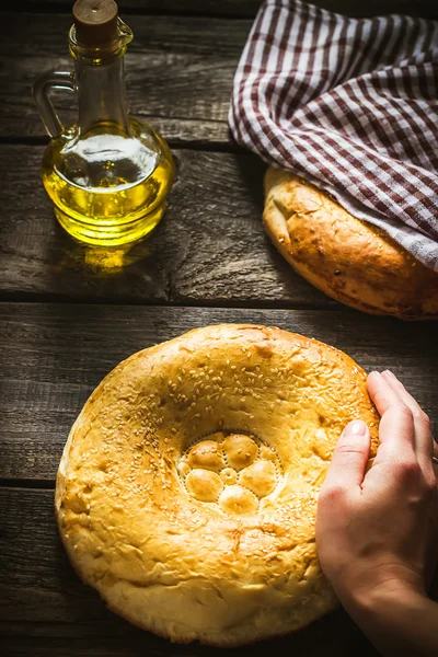 Ostfladenbrot auf dunklem Holztisch. — Stockfoto