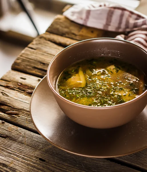 Cuenco con sopa sobre mesa de madera . —  Fotos de Stock