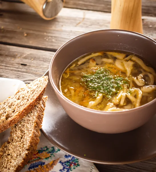 Cuenco con sopa sobre mesa de madera . —  Fotos de Stock