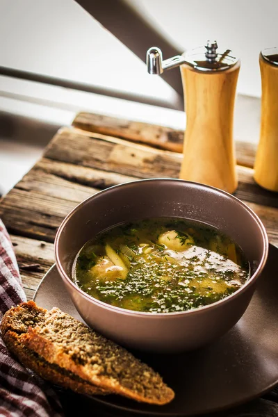 Schüssel mit Suppe auf Holztisch. — Stockfoto
