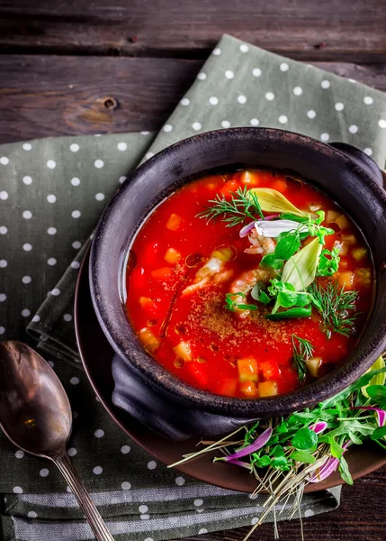 Tomatenroomsoep in keramische kom. — Stockfoto