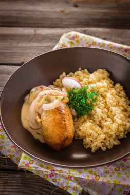 Kuskus ile kızarmış et kase garnitür.  