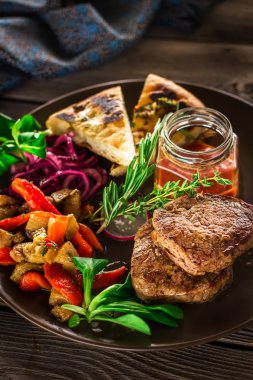 Kızarmış etli sebze ve sos plaka üzerinde.