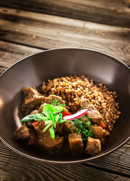 Karabuğday et ve yeşillik ile. 