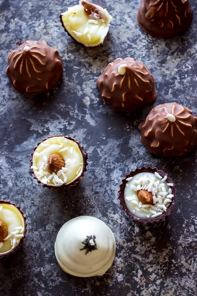 Beyaz, koyu ve sütlü çikolata iyi çikolata çeşitleri. 