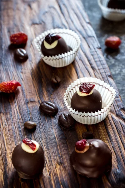 Doces de chocolate com bagas secas e feijão de chocolate . — Fotografia de Stock