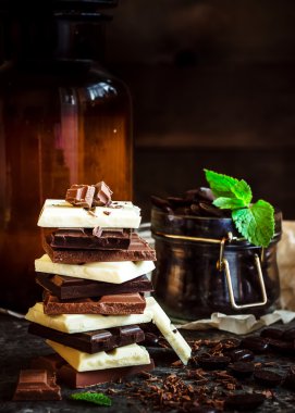 Çikolata, çikolata bar / çikolata arka plan/çikolata Kulesi ve nane yaprağı ile dekore edilmiş çikolata fasulye ile cam. 