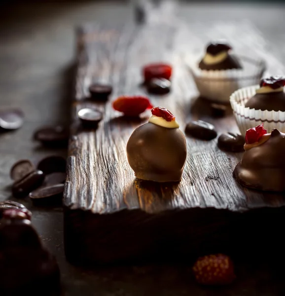 Csokoládé édességek, csokoládé bab és szárított bogyók. — Stock Fotó